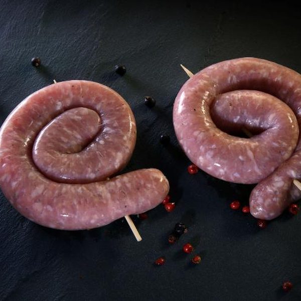 Chipolatas de poulet bio du Coq des Prés sur une ardoise