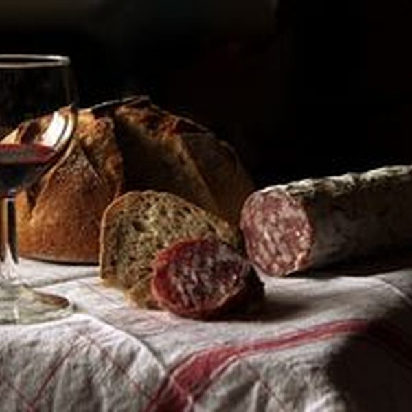 Charcuteries de la Ferme de Bergifa avec pain et vin