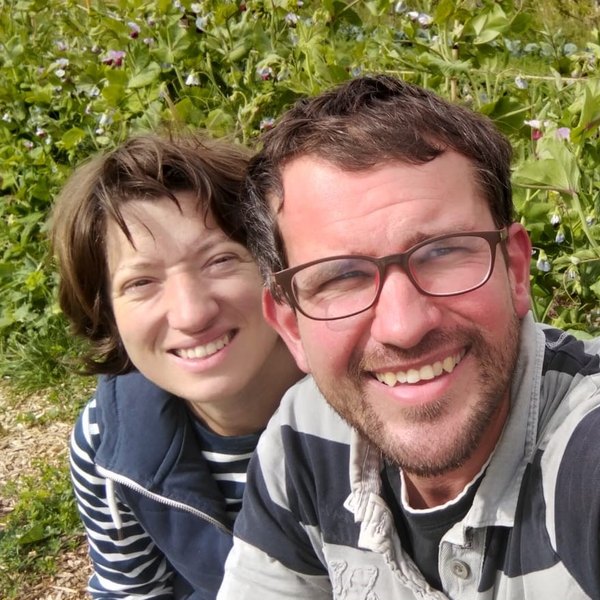 Les maraîchers de la Ferme des Cinq Branches dans leur champ à Soumagne