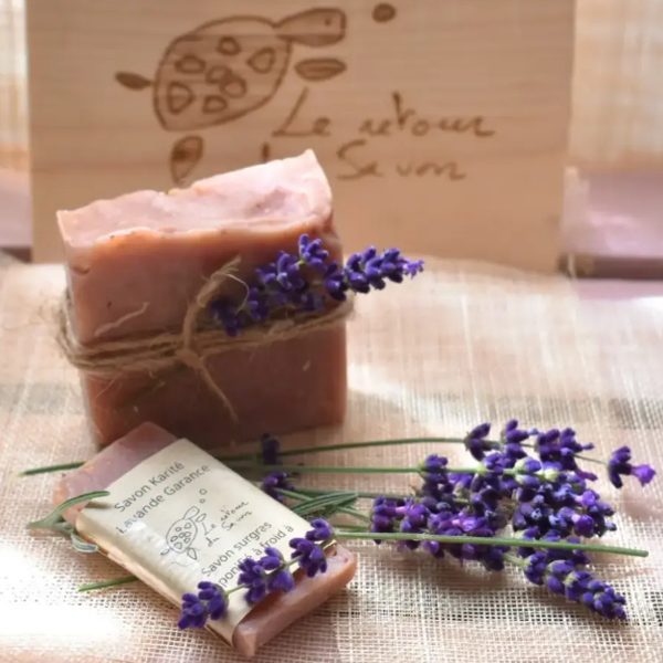 Savons artisanaux du Retour du Savon avec brins de lavande