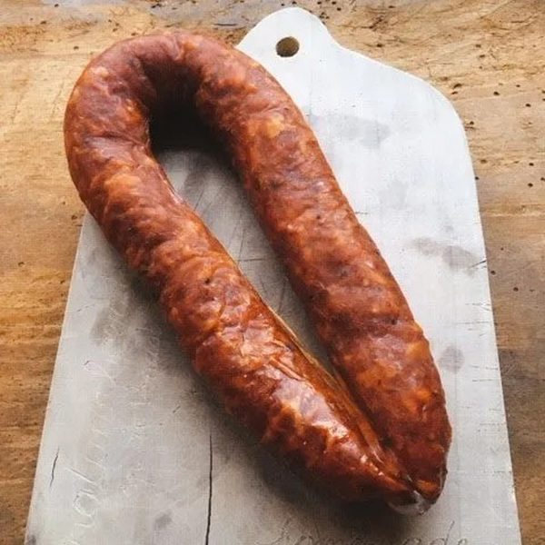Saucisse chorizo séchée des Cochons de Cocagne sur une planche